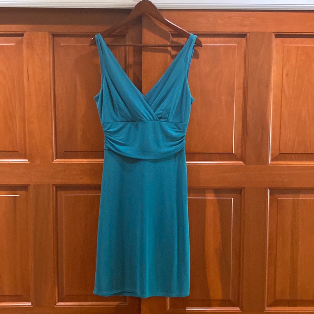 Fitted accentuated waist dress with low neck and back